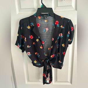 ✨ Forever 21 Cropped Front Tie Top
